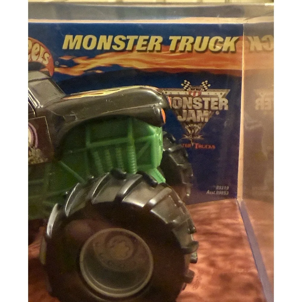 Hot Wheels Monster Jam Truck Gravedigger Rev N Go 1/43 Mattel New In Box‎ 2000